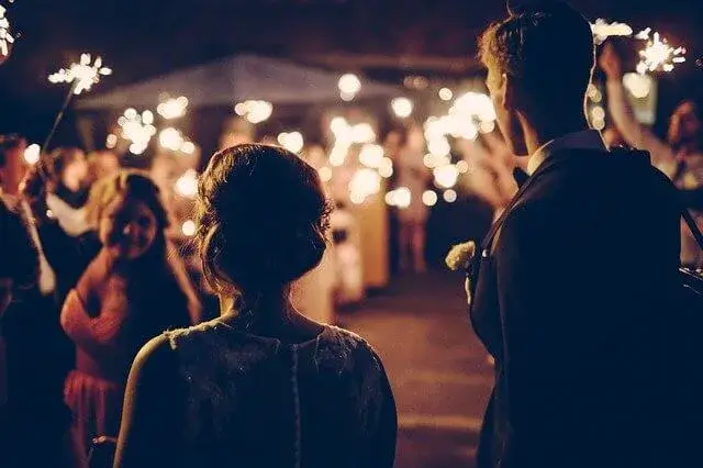 Sortie du mariage : cierges magiques ou confettis ? Les meilleures idées