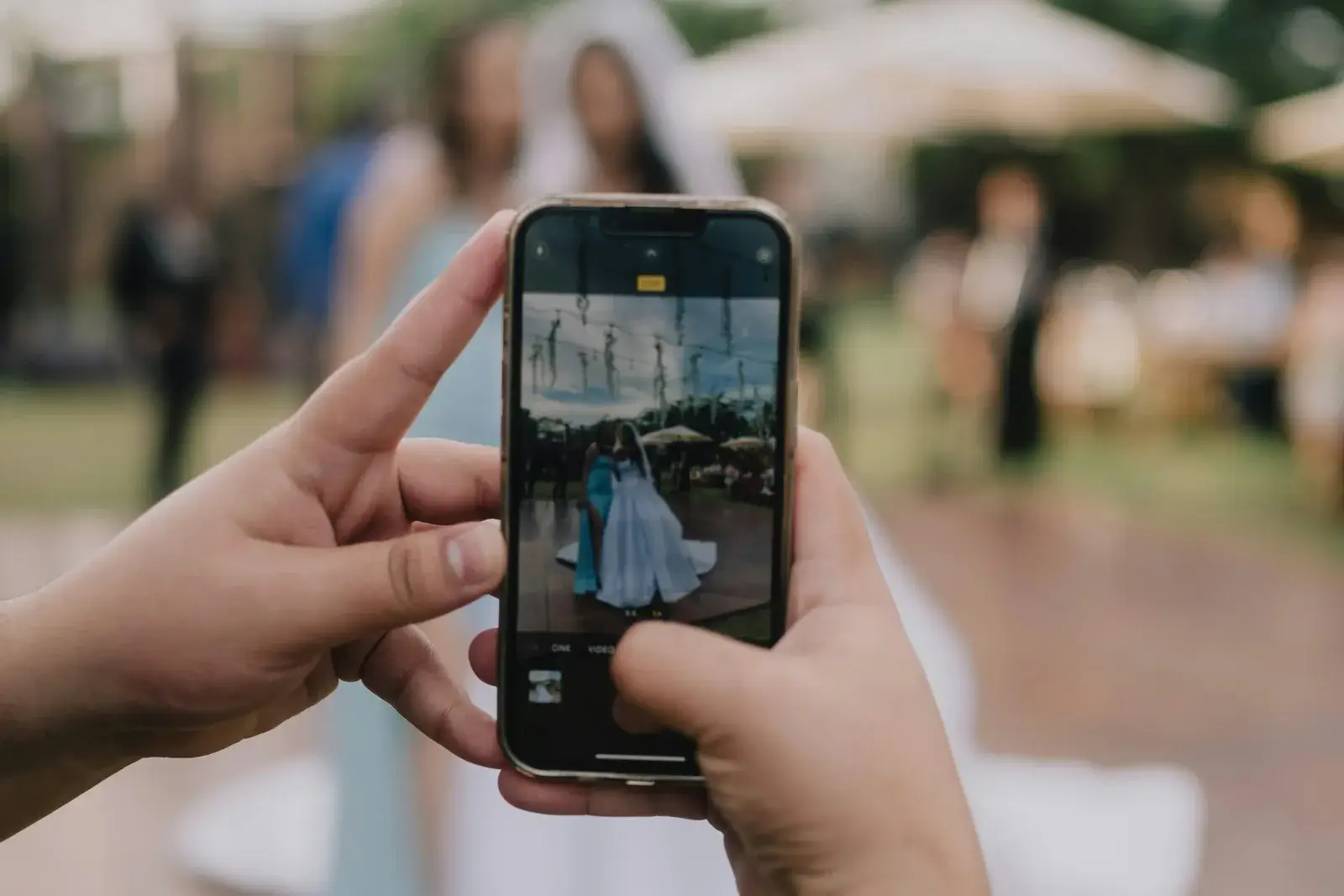 Wedding photo gallery with guest upload: what couples should check